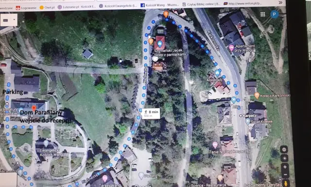 Trasa do świątyni Wang, przez parking i sklep z pamiątkami. Spacer zajmie 8 minut.