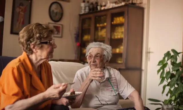 Jak rozmawiać z seniorami? Angażujące tematy i rady eksperta