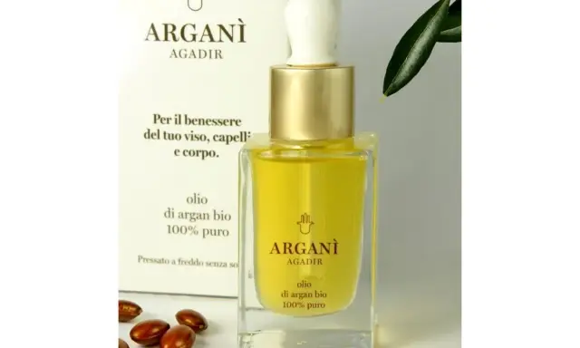 Flacone di olio di argan bio 100% puro, ideale per viso, capelli e corpo. La sua purezza è garantita dalla spremitura a freddo.