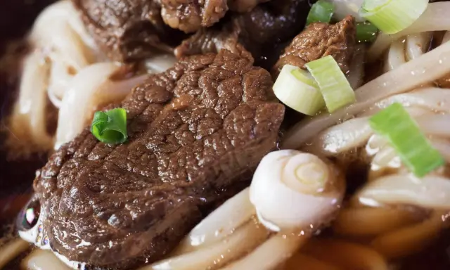 Aksamitne kawałki wołowiny w aromatycznym bulionie, z grubym makaronem i zieloną cebulką. Pyszne pho bo.