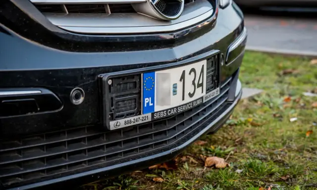 Czarna atrapa chłodnicy z widocznym numerem rejestracyjnym 134. Pod nim napis "SEBS CAR SERVICE RUMIA".