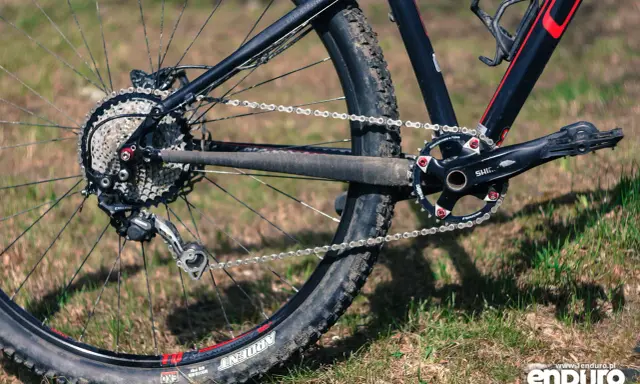 Napęd 1x10 w rowerze górskim z kasetą Shimano Deore i zębatką Narrow-Wide.