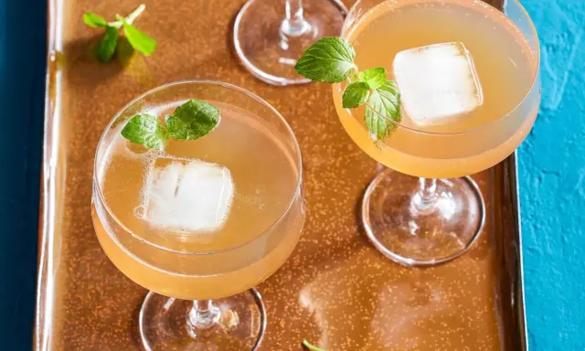 Erfrischende Cocktails mit Eis und Minze, wie ein old cuban ihn genießen würde.