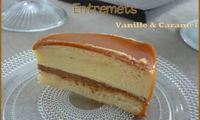 Tranche d'entremets vanille & caramel, un délice facile à réaliser.