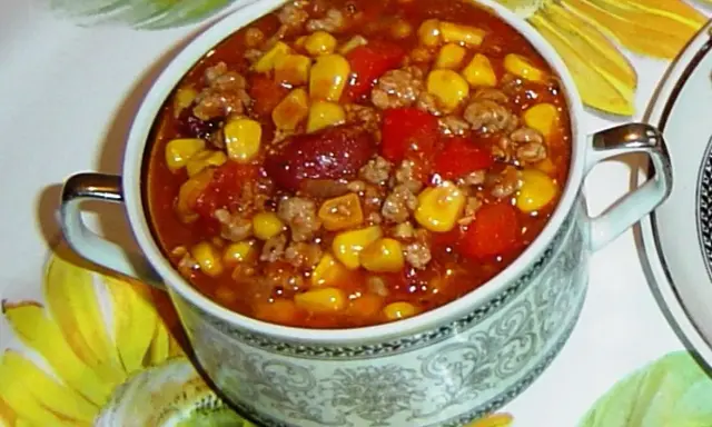 Pyszne chili con carne przepis: sycące danie z mielonym mięsem, fasolą, kukurydzą i pomidorami w bogatym sosie. Idealne na chłodne dni.