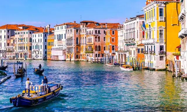 Gondole e vaporetti sul Canal Grande, un assaggio di cosa vedere a Venezia in due giorni.