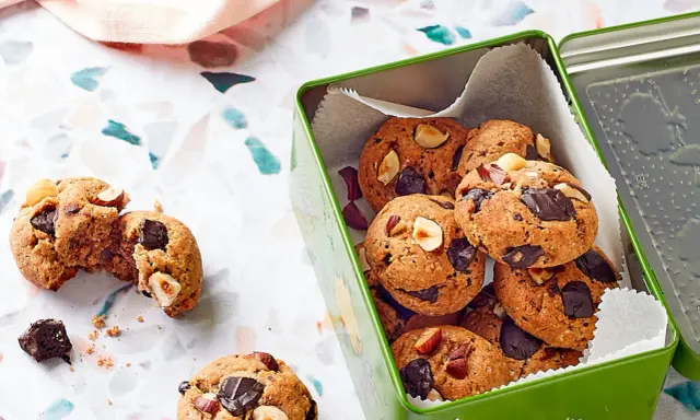 Biscuits au sarrasin, pépites de chocolat et noisettes, un délice à faible indice glycémique.