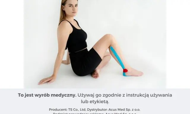 Kobieta z taśmą na łydce i stopie, wskazującą na rehabilitację nerwu skórnego bocznego uda.