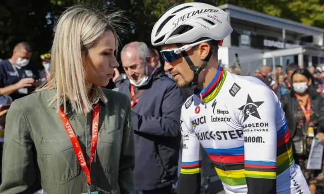 Marion Rousse spricht mit einem Radfahrer im Weltmeistertrikot.