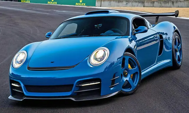 Blauer Ruf CTR3 auf Rennstrecke, ein Traumauto mit beeindruckendem Ruf CTR3 Preis.