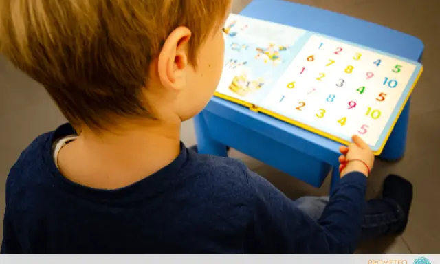 Bambino con libro di numeri colorati, parte di un test logopedia bambini.