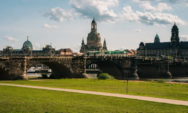 Most okazały z widokiem na zabytkową architekturę Drezna, w tym Frauenkirche. Idealna trasa spacerowa wzdłuż rzeki.