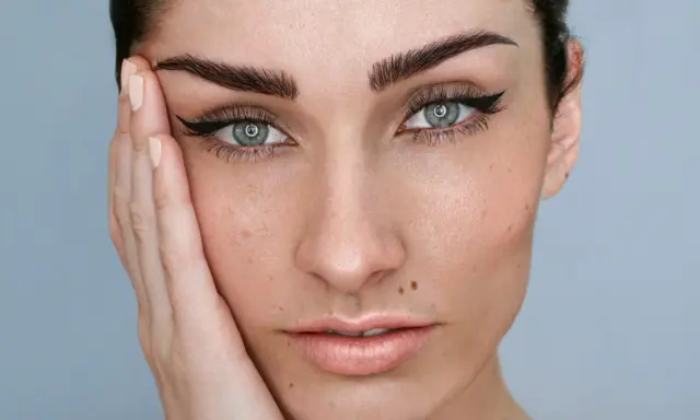 Sourcils parfaits, regard intense. La microblading durée est une technique pour des sourcils toujours impeccables.