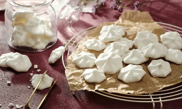 Luftige Baiser-Häppchen, perfekt für vegane aquafaba rezepte. Ein Glas voller süßer Leckereien und ein paar auf einem Gitter.