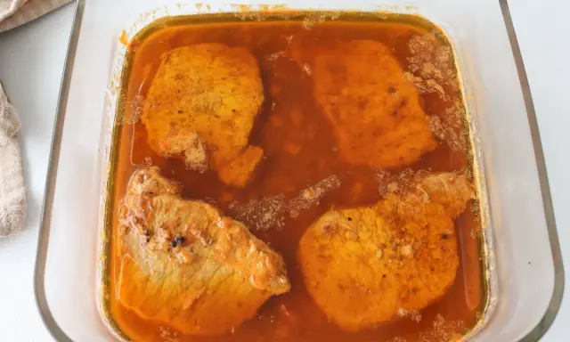 Lomo de orza en su jugo, listo para acompañar con patatas fritas o un buen pan.