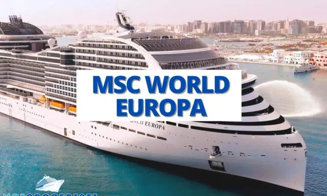 MSC World Europa, un gigante dei mari, attracca con un getto d'acqua festoso. Il ponte 16 offre una vista mozzafiato.