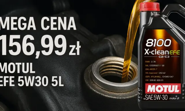 Olej silnikowy Motul 8100 X-cleanEFE 5W30 5L wylewany do silnika.