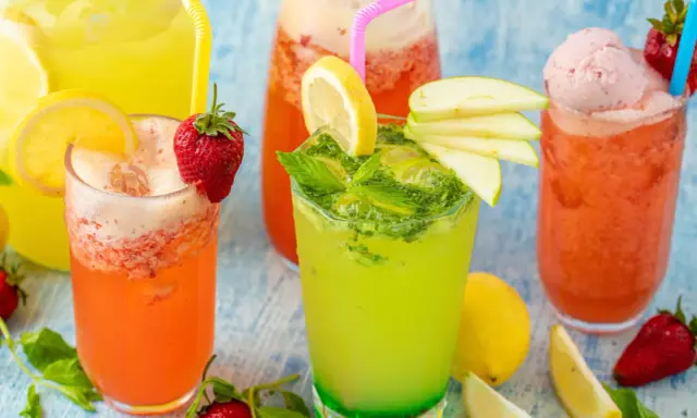 Färgglada drinkar med frukt och is. Perfekt för ett sommardrink recept.
