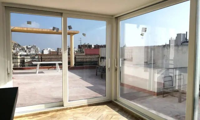 Ventanas de aluminio con vistas a la ciudad. Aprende como limpiar ventanas de aluminio para que brillen como nuevas.