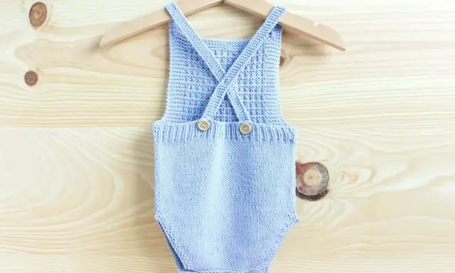 Ranita bebé dos agujas patrones. Un adorable enterito tejido a mano, perfecto para los más pequeños.