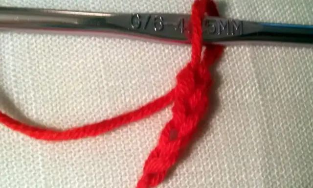 Czerwony łańcuszek na szydełku, z widocznym rozmiarem 4.5MM.