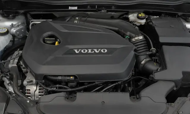 Silnik Volvo V40 D2 z widocznym logo Volvo na czarnej osłonie.