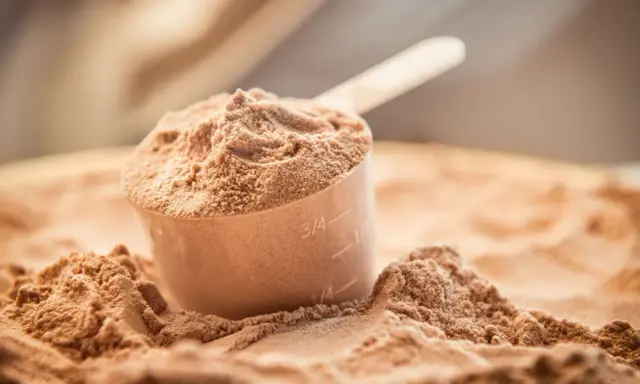 Miarka z proszkiem, idealna jako nutridrink dla osób dializowanych, tworzy małe górki na blacie.