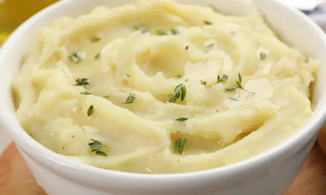 Puszyste puree ziemniaczane z gałązkami tymianku. Idealne, gdy chcesz wiedzieć, jak zrobić puree.