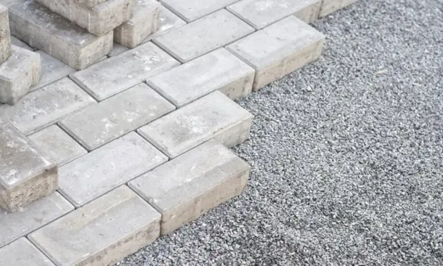 Jaki żwir pod kostkę brukową? Ekspert radzi, by nie żałować