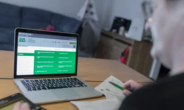 Osoba sprawdza na laptopie informacje o tym, co to jest subkonto w ZUS, przeglądając stronę internetową Zakładu Ubezpieczeń Społecznych.