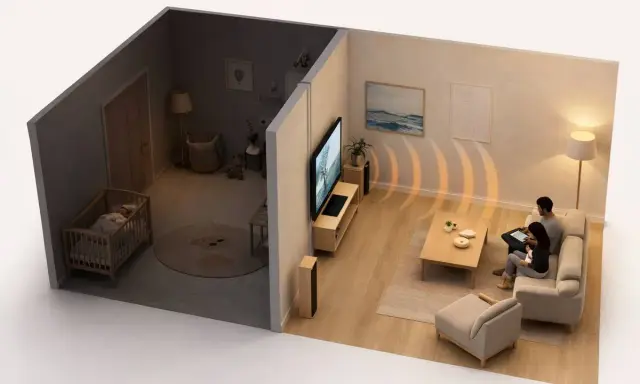 Un bebé duerme tranquilo en su cuna mientras una pareja disfruta de su salón. La imagen muestra la eficacia de los **techos insonorizados** para crear ambientes de paz.