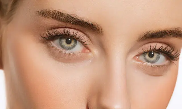 Magnifique **extension de cils yeux tombants** pour un regard lifté et ouvert. Des cils longs et courbés qui transforment le regard.
