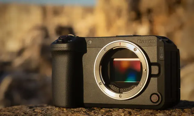 Aparat Canon EOS R V na kamieniu. Dowiedz się, jak połączyć aparat Canon z telefonem, by przesyłać zdjęcia.