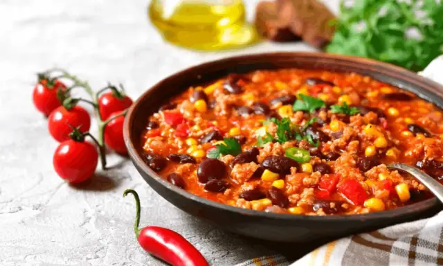 Miska sycącej zupy meksykańskiej z fasolą, kukurydzą i mielonym mięsem. Idealne jakie przyprawy do zupy meksykańskiej? Chili, kumin, papryka.