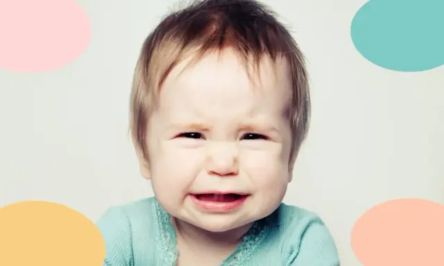 Bebé llorando, quizás experimentando la regresión del sueño de los 6 meses.