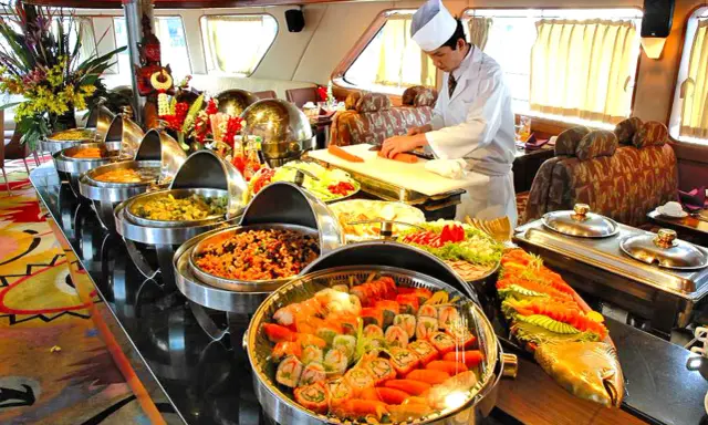 Buffet di sushi e piatti caldi su una nave da crociera. In crociera si paga il cibo, ma l'abbondanza è garantita.
