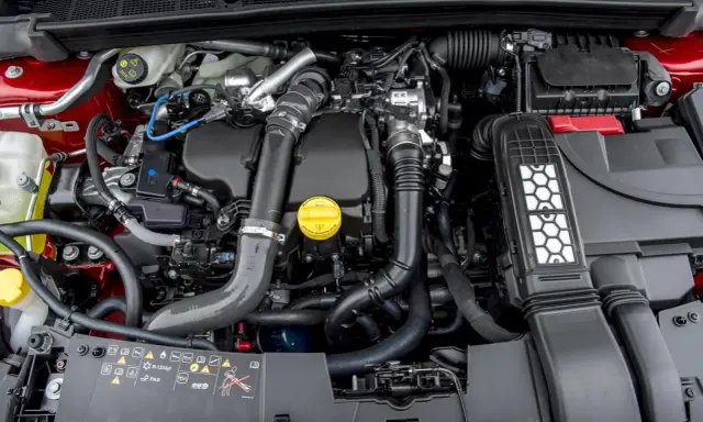 Silnik 1.5 dCi z widocznymi przewodami, turbosprężarką i filtrem powietrza.