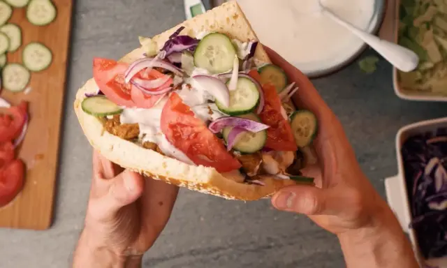 Kebab w bułce: 700-1000 kcal! Jak jeść i nie żałować?