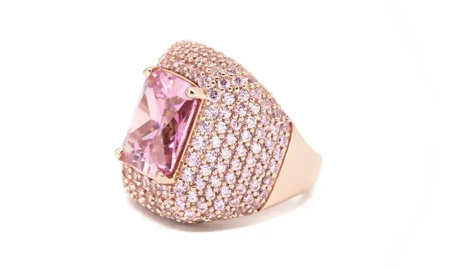 Anello in oro rosa con grande pietra rosa centrale e pavé di zirconi rosa. Il suo significato è legato all'amore e alla femminilità.