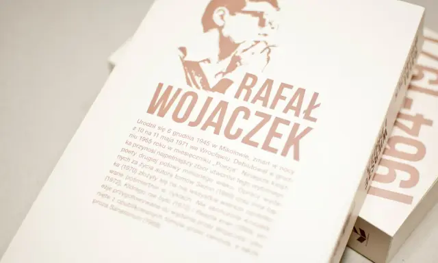 Okładka książki z portretem Rafała Wojaczka i jego nazwiskiem. Tekst informuje o zbiorze jego wierszy.