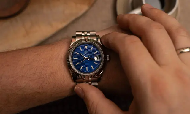 Elegancki smartwatch do garnituru z niebieską tarczą i stalową bransoletą, idealny na biznesowe spotkania.