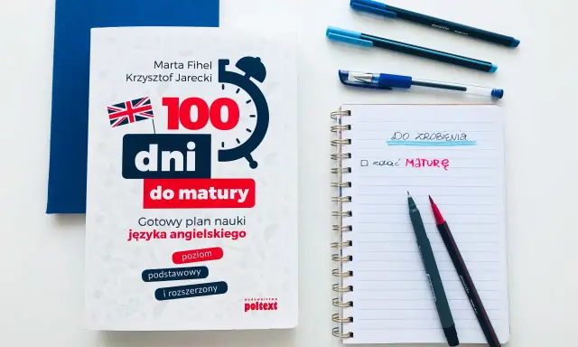 Książka "100 dni do matury" i notatnik z długopisami sugerują, jak zdać maturę z angielskiego.