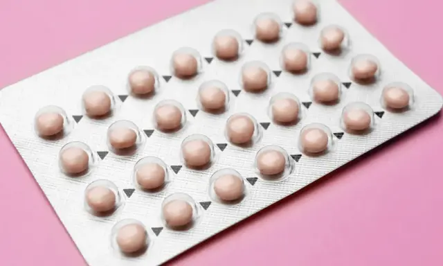 Blister opakowania z różowymi tabletki antykoncepcyjne. Różne rodzaje tabletek antykoncepcyjnych mogą mieć różne opakowania.