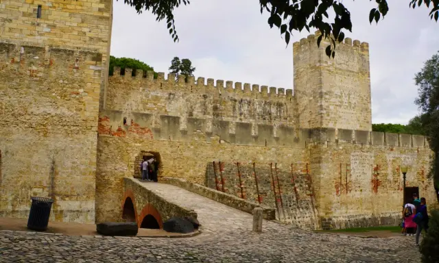 Das Castelo de São Jorge in Lissabon mit seiner steinernen Brücke und den Zinnen.