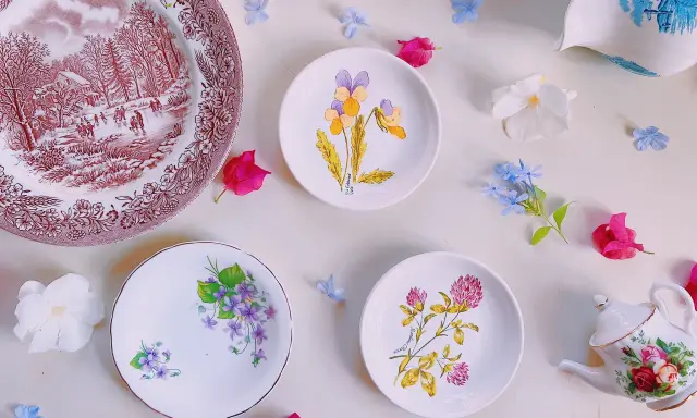 Assiette ancienne avec scène d'hiver, petites assiettes fleuries et théière décorée, signature porcelaine de Paris.