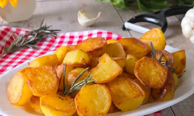 Patate arrosto in padella, dorate e croccanti, profumate al rosmarino. Un contorno perfetto per ogni pasto.