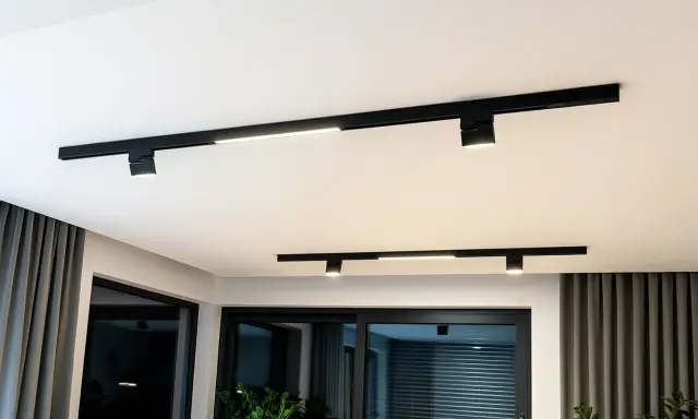 Nowoczesne oświetlenie szynowe aranżacje na suficie, tworzące minimalistyczny i funkcjonalny wystrój wnętrza.