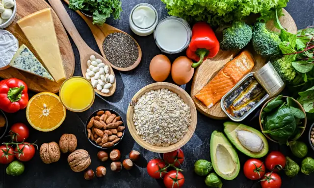 Gesunde Lebensmittel wie Lachs, Nüsse und Haferflocken können helfen, den Stoffwechsel verlangsamen.