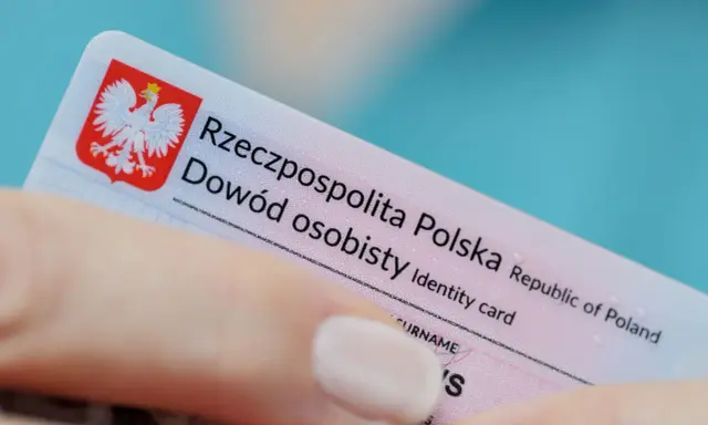 Dłoń trzyma polski dowód osobisty. Dowiedz się, jak zastrzec dowód osobisty w razie zgubienia lub kradzieży.