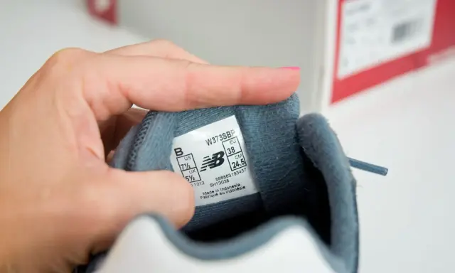 Metka buta New Balance z rozmiarem EU 38. Sprawdzamy, czy to new balance podróbki a oryginał.